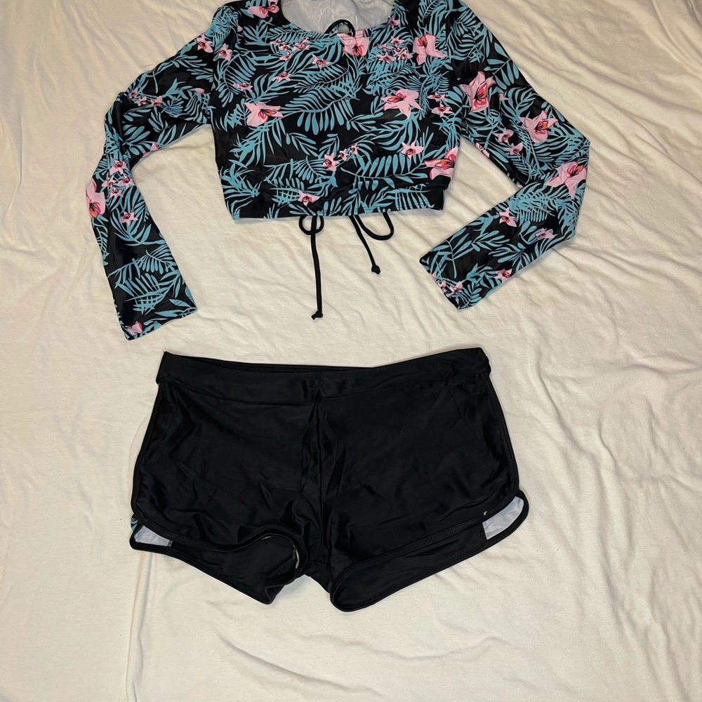 Long sleeve and shorts Bikini Swim Suit - Picture 4 of 7